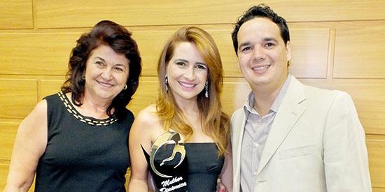 Direto de Ribeirão, Sandra Biguetti e Rodolfo Savegnago abraçam a apresentadora Letícia Biguetti Savegnago, em homenagem ao dia das mulheres